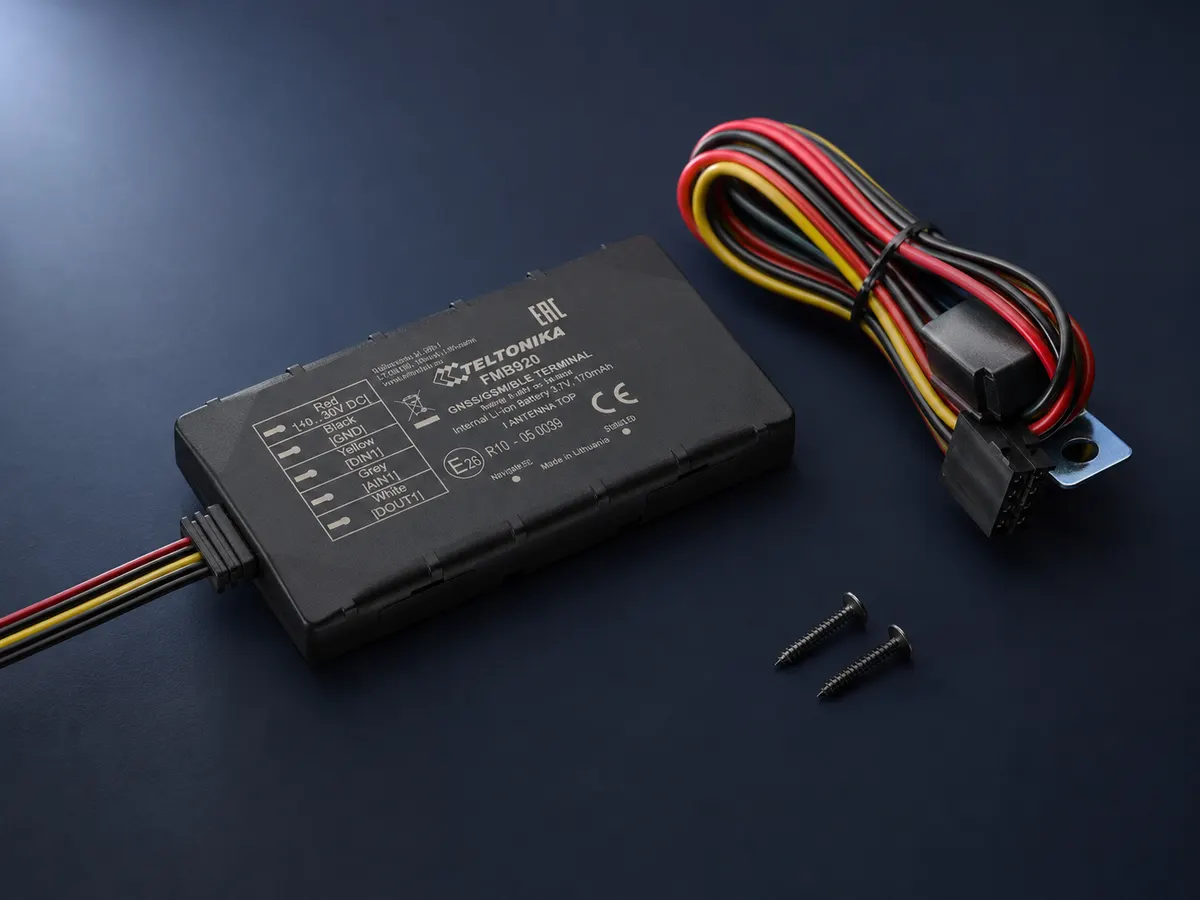 جهاز GPS من طراز Teltonika FMB920 وسلك الأسلاك ديالو، فوق خلفية داكنة